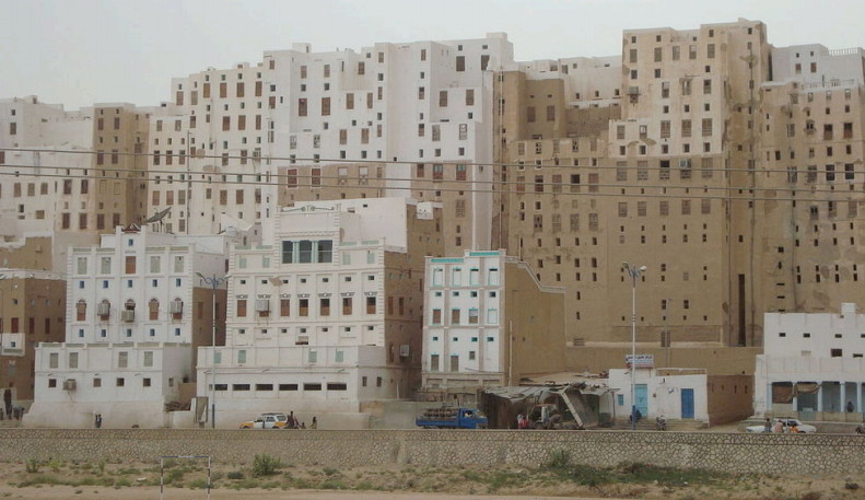 I colori di Shibam: vista generale dal Wadi Hadhramaut.
